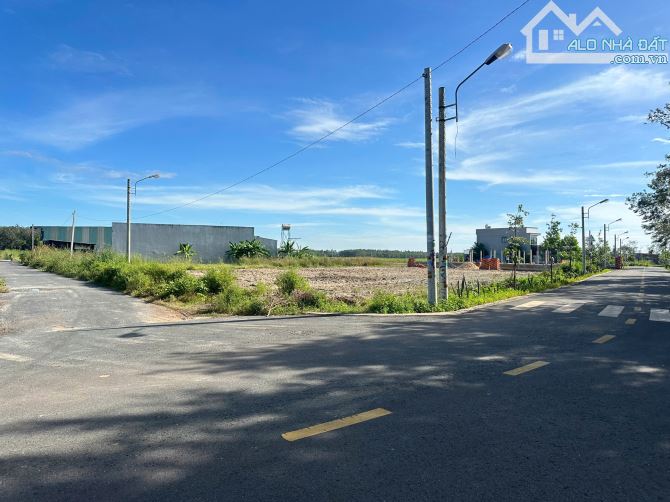 Cần tiền bán góc 2mt 320m2 đất ở ngay chợ gần trường học dân cư đông. Giá 390 triệu