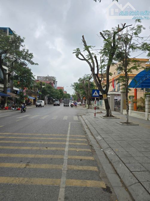 Bán nhà 2 tầng mặt Thiên Đức dt 124m mt 4.9m hướng Tây giá 10.5 tỷ