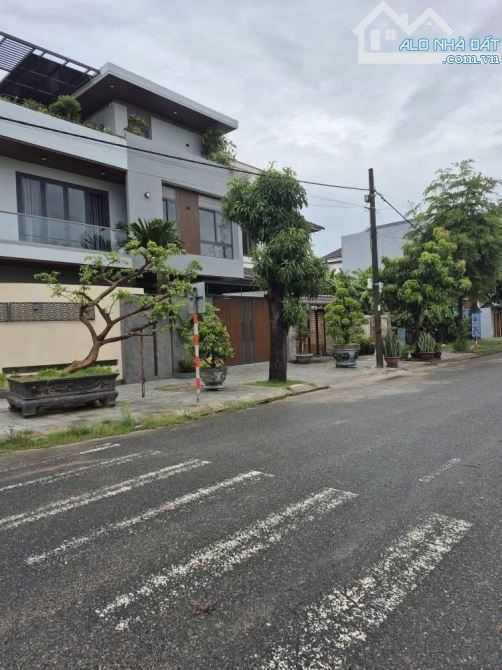 Bán gấp lô đất MT đường Nguyễn Đình Hoàn, DT: 10x15m giá chỉ 10.6 tỷ