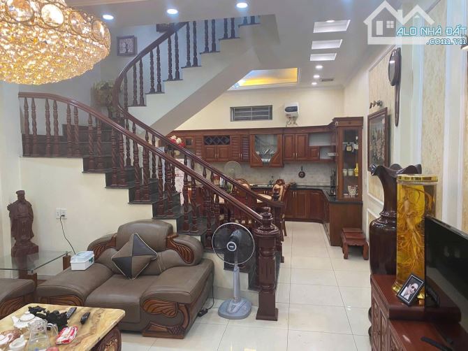Nhà đẹp Ngô Gia Tự 72X4T, ngõ thông, ô tô tránh, kinh doanh, dân xây chắc chắn 15.8 tỷ.