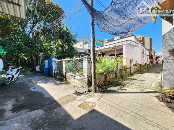 Bán căn góc cấp 4 (10.6x26.6m), hẻm Châu Thới p. Bình An kế trường và chợ