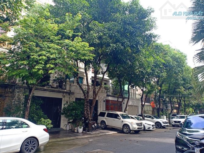 Cho thuê nhà liền kề 106 Hoàng quốc việt 70m2x4T ô tô tải đỗ cửa làm vp lớp học