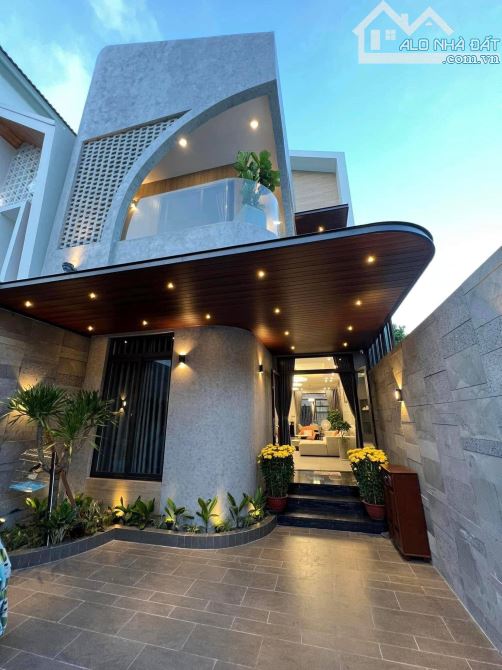 Hạ giá bán rẻ nhà nguyên căn đường Hồ Văn Cống, Bình Dương, nhàcó chỗ đậu xe hơi, giá 2tỷ2