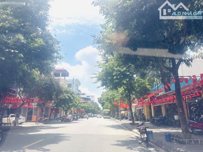 Bán đất đấu giá Việt Hưng - 330m mặt tiền 12 m !