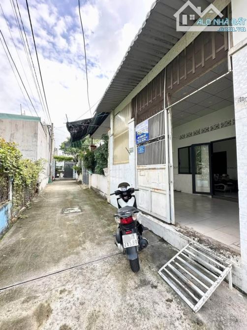 Chốt giá cuối  945 triệu Bay ngay căn căn cấp 4 ở gần chợ Hóc Môn 100m2 - Sổ hồng riêng