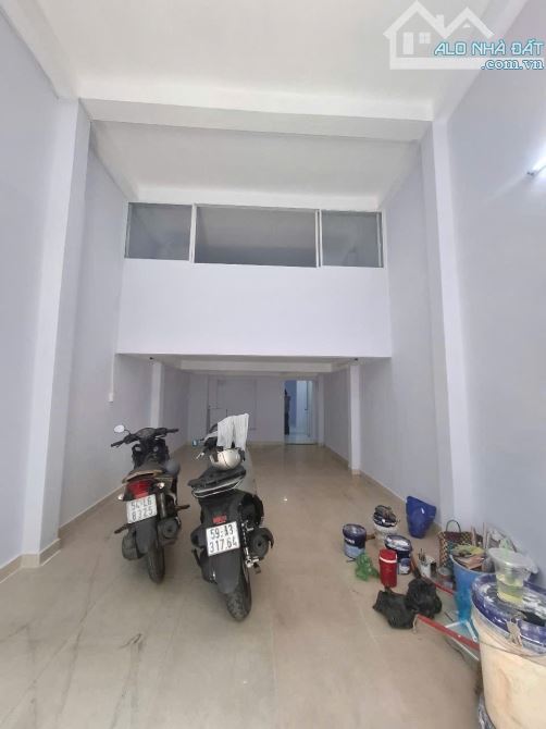 Hẻm xe hơi CMT8. Q10. Diện tích đẹp. 4m x 16m. 4 tầng. 5PN.