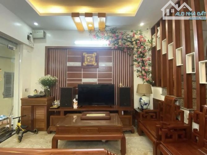 BÁN NHÀ CẦU GIẤY. Dân xây: 6 tầng, DT: 40m, MT: 5m. NT GỖ cao c. Ô TÔ đỗ cửa. Giá: 12,5 tỷ