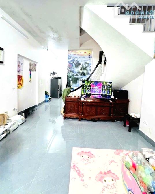 Tam Hiệp bán nhà DT 42m2×5tầng , ô tô đỗ gần . Hơn 4 tỷ đường rộng thênh thang