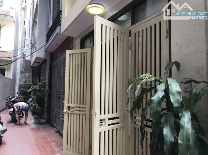 BÁN NHÀ CẦU GIẤY. Lô góc thoáng mát. DT: 31m, 5 tầng chắc chắn. Giá: 7,5 tỷ