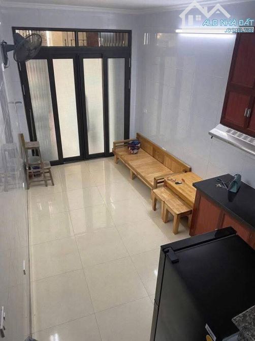 Cho thuê nhà ngõ phố Quốc Tử Giám Đống Đa 28m x 3 tầng, giá 10tr/tháng