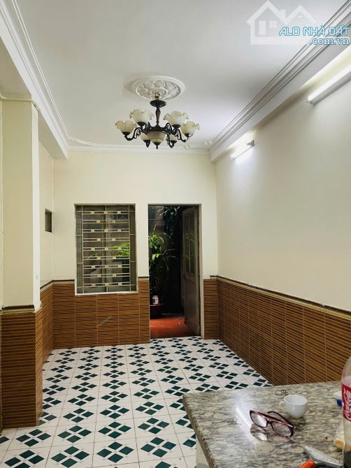 Cho thuê căn hộ tập thể tầng 1 đường Hoàng Ngọc Phách, 80m2, 2 phòng ngủ, 10 triệu/th