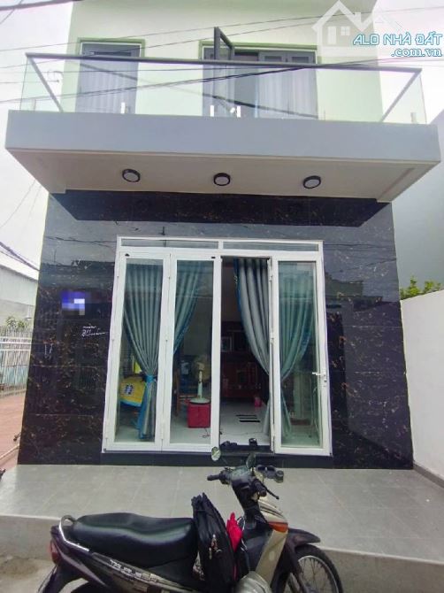Bán nhà 2 tầng đường Trung Đông 5, Hóc Môn, DT 110m2, giá 4,5 tỷ