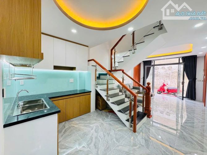 NHÀ 2 TẦNG LÔ GÓC 2 MẶT HẺM 38M2 HXH GẦN MẶT TIỀN BÙI VĂN NGỮ SÁT BÊN CHỢ NGÃ BA ĐÔNG