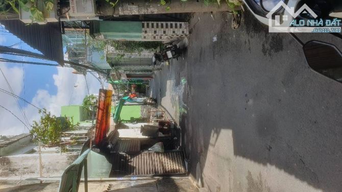 Ngay ngã 5 chuồng chó, 2 tầng, 3 phòng ngủ, 4m x 9m, hẻm 3m