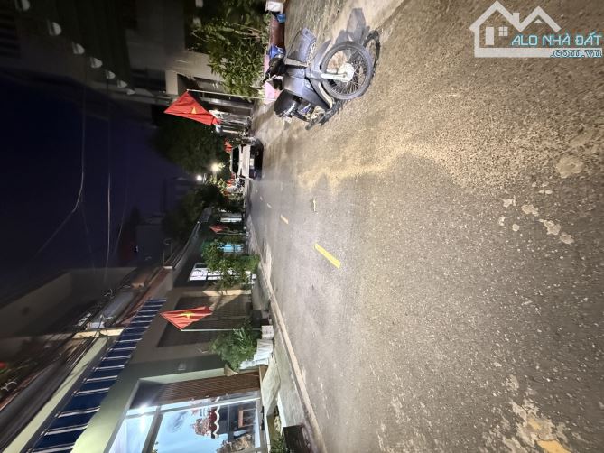 🎉🎉nhà 3 tầng phan phu tiên  công năng 3 phòng ngủ có sân đậu oto