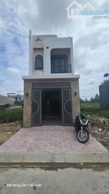 Nhà Đẹp mặt tiền đường Nhựa 12m, ngay Chợ, Trường, khu công nghiệp. Kề bên Cầu Lớn Hóc Môn