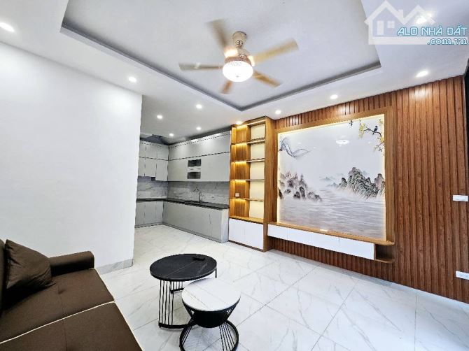 Văn tiến Dũng, 37m2 x 6 tầng TM, gần phố ở ngay chỉ 6tỷ85