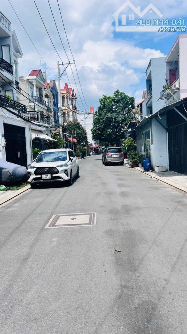 Nhà phố 3 tầng,Đường Song Hành, Quận 12,hẻm 8m,Ngay Công Viên An Sương ,4*18m, Nhỉnh 6 Tỷ