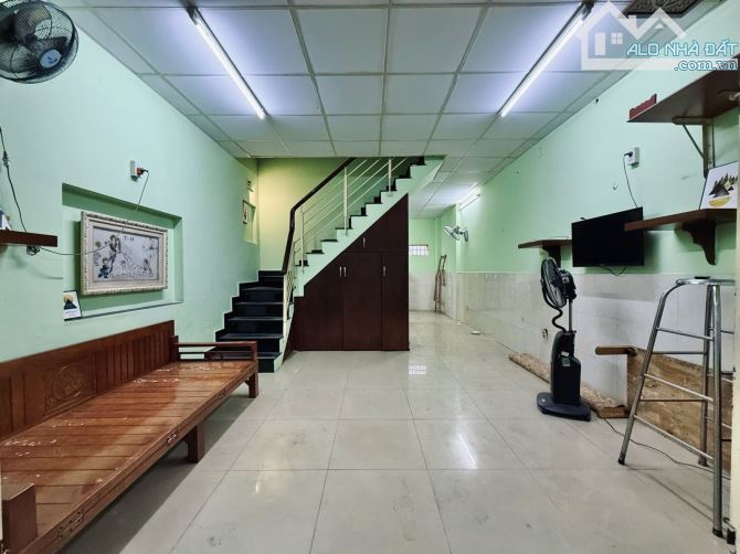 Hoà Hưng. Q10. Hẻm ba gác thông. Gần 50m2. Ngang hơn 4m. 2 tầng 2PN. Giá chỉ 5đ hơn.