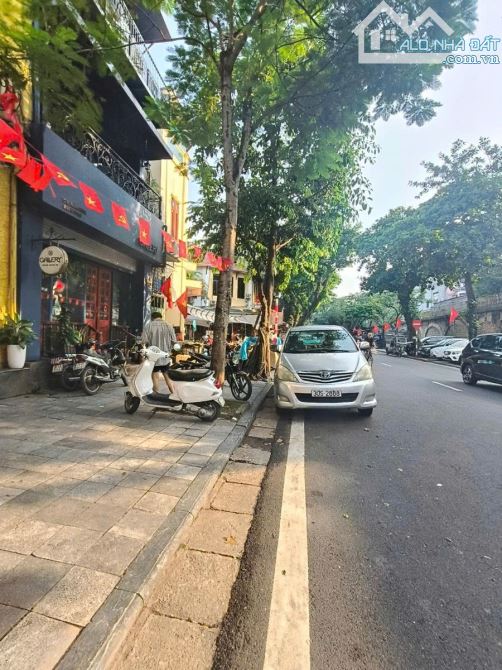 Hoa hậu mặt phố Phùng Hưng lô góc 3 mặt thoáng cực hiếm 112m2, mt 5.6m, 3 tầng, 95 tỷ