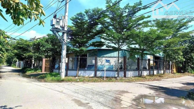 NHÀ XƯỞNG GẦN 1.000m2 GÓC 2MT NHỰA NHỊ BÌNH, HÓC MÔN