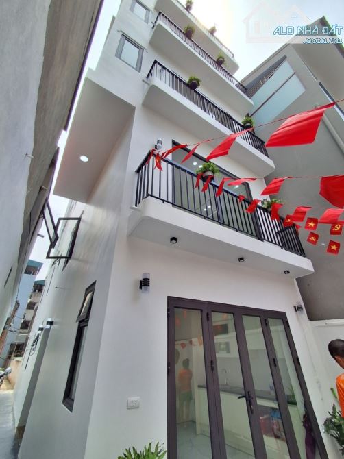 Bán nhà Vũ Xuân Thiều,Sài Đồng 6 tầng,30m,mt4m ngõ nông nhỉnh 6 tỷ