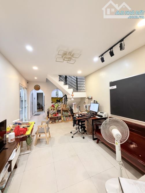 Bán nhà khu Vip Tân Sơn Nhì, 64m2 2 tầng mới, Sát hẻm ô tô, Chỉ 5tỷ1 TL tặng full nội thất