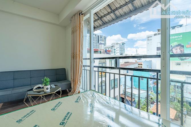 CĂN HỘ TÁCH BẾP 1PN FULL NỘI THẤT BAN CÔNG CỰC RỘNG Ở QUẬN 1 - 11