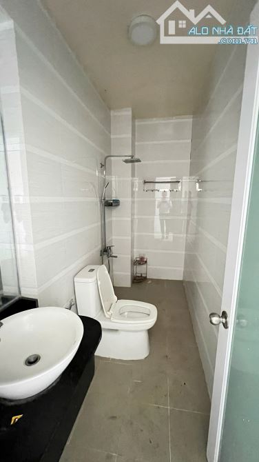 - Nhà cách MT Lê Văn Lương 50m, 4 tầng, đường trãi nhựa 9m - 11