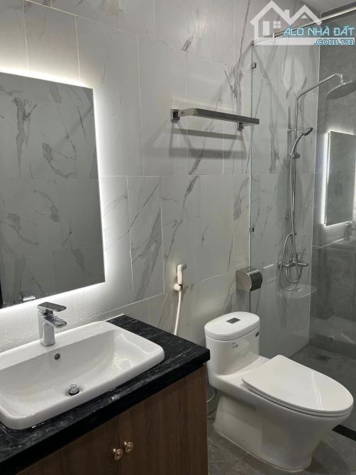 Hạ giá bán rẻ nhà nguyên căn đường Hồ Văn Cống, Bình Dương, nhàcó chỗ đậu xe hơi, giá 2tỷ2 - 11
