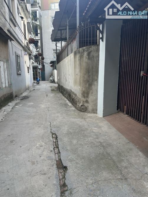 Ô tô 4 chỗ đỗ cửa, ngay gần phố, trường ĐH, cấp 1,2,3.... - 1