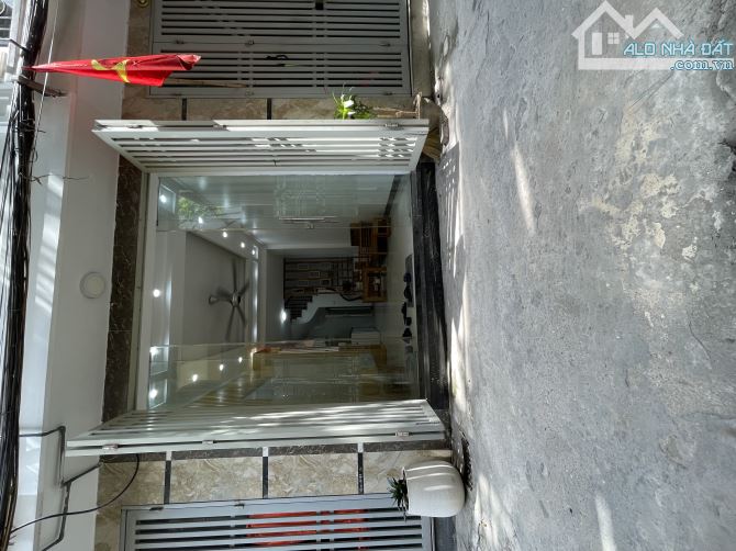 PHỐ LĨNH NAM - Ô TÔ ĐỖ CỬA - NGÕ THÔNG -DT 40M -4 TẦNG - GIÁ CHÀO 6,4 tỷ - 1