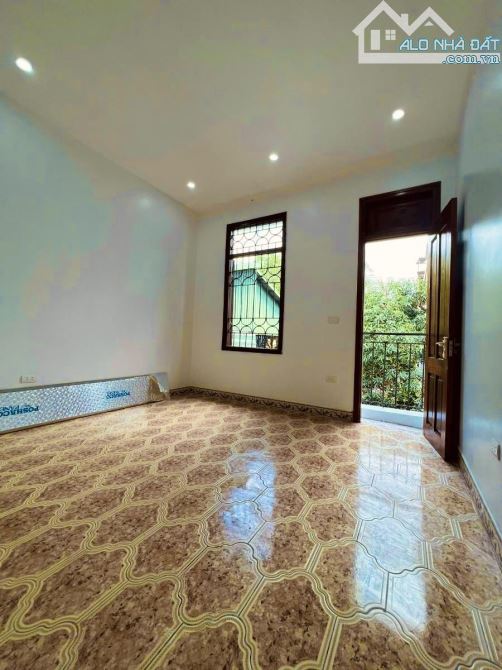 Nhà phân lô Ngã Tư Sở 51m² MT 4.2m, vỉa hè, ô tô tránh, sát mặt phố - 1