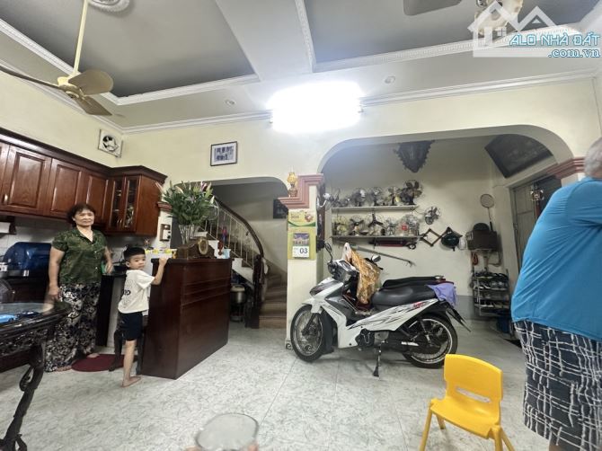 Bán nhà phố giải phóng 42m2 4 tầng còn mới – 15m ô tô tránh -  giá 9.45 tỷ - 1