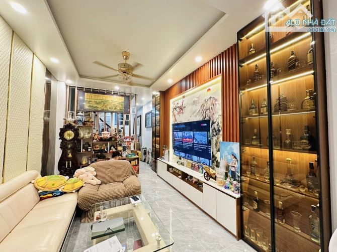 Bán nhà Phố Thái Thịnh - 46m2, 5 tầng- Nhà đẹp, Ngõ rộng, ô tô 5 tạ đỗ cổng - Hai thoáng - 1