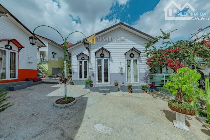 Bán homestay gần 1000m2 mặt tiền Trạng Trình cách Hồ Xuân Hương 500m - 1