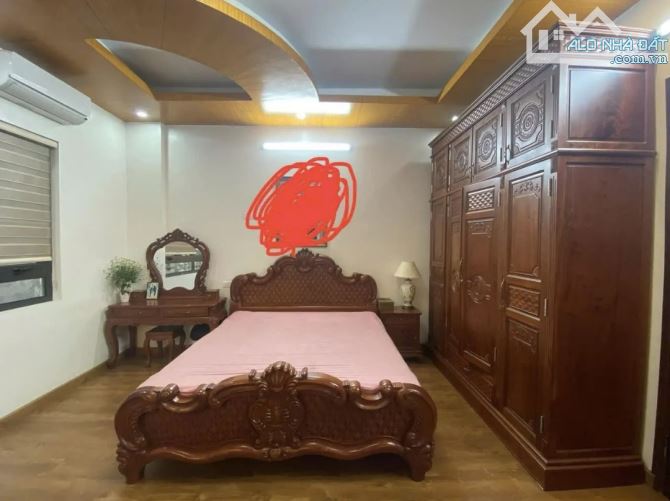 BÁN NHÀ CẦU GIẤY. Dân xây: 6 tầng, DT: 40m, MT: 5m. NT GỖ cao c. Ô TÔ đỗ cửa. Giá: 12,5 tỷ - 1