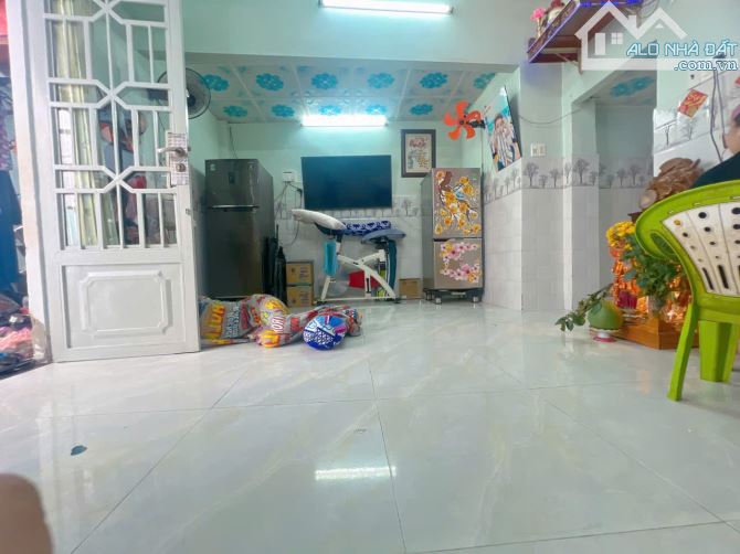 HẺM 1 SẸT - Cách mặt tiền đường 50m Q4 NGANG 11 DÀI 5,5 CÓ 4 TỶ - 1
