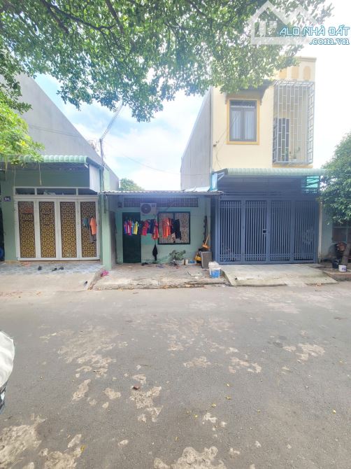 3Tỷ950 👉 Thu Nhập 8 Triệu/Tháng__2 căn nhà cấp 4, 2 Mặt tiền trước sau KDC Tân Đông Hiệp - 1