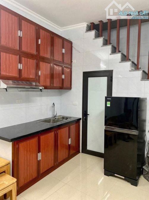 Cho thuê nhà ngõ phố Quốc Tử Giám Đống Đa 28m x 3 tầng, giá 10tr/tháng - 1
