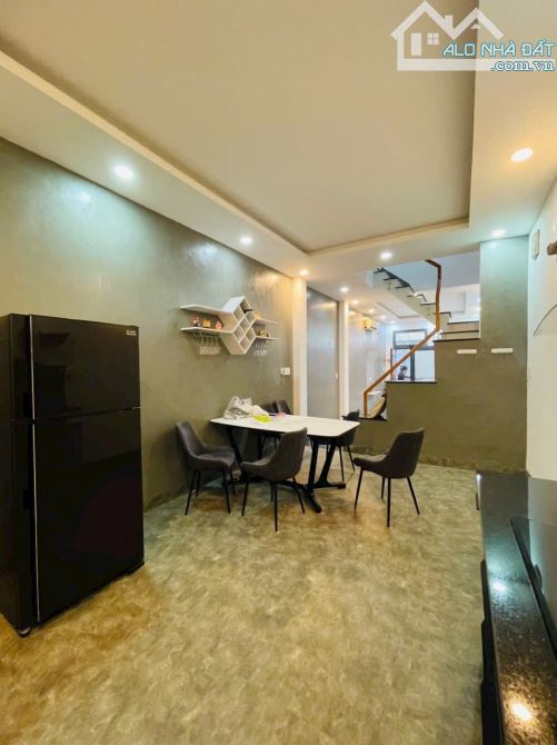 BÁN NHÀ ĐẸP 3 TẤM Q4 VỊ TRÍ 1/ SÁT MT GIÁ 5 TỈ NHĨNH DT 3,5*15 DÂN CƯ GIÁP Q1 HÀNG HIẾM - 1