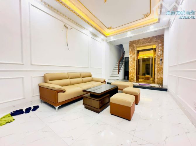 Bán nhà khu Đội Cấn, 6 tầng thang máy, Nhà mới, cách 1 nhà ra ô tô, Ngõ thông DT 36m - 10T - 1