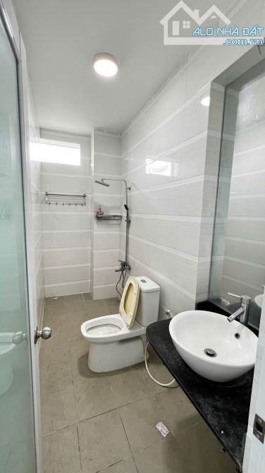 - Nhà cách MT Lê Văn Lương 50m, 4 tầng, đường trãi nhựa 9m - 12