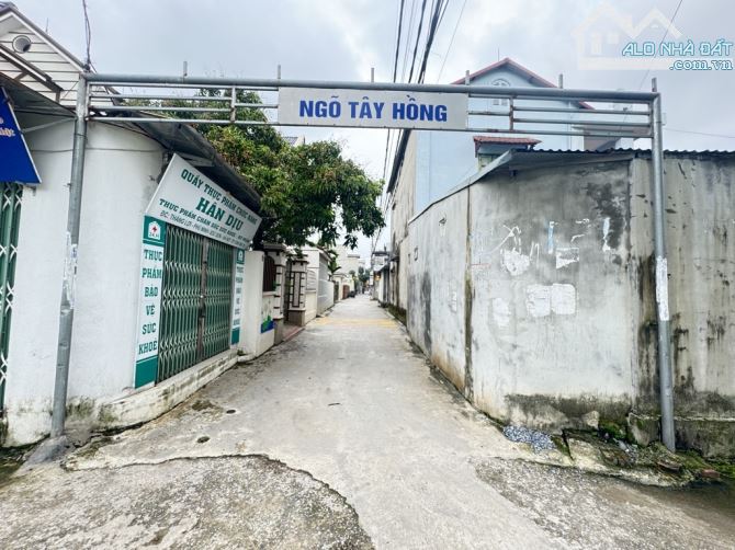 LÔ GÓC - CÁCH QUỐC LỘ 2 300M - ĐƯỜNG THÔNG Ô TÔ 7 CHỖ ĐỖ CỬA - CÁCH SÂN BAY NỘI BÀI 1KM - 2