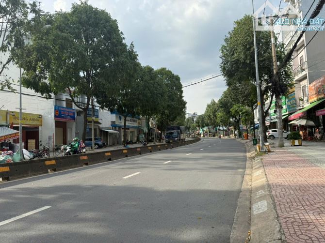 Bán nhà 3 tầng DT 8x20 - Căn góc 2 mặt tiền đường Lê Thị Riêng rộng 30m - Cách QL1A 900m - 2