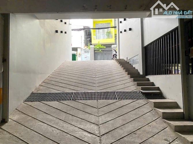 Bán căn hộ dịch vụ Dương Quảng Hàm, hầm 7 tầng + Penhouse hồ bơi, mới đẹp lung linh - 2