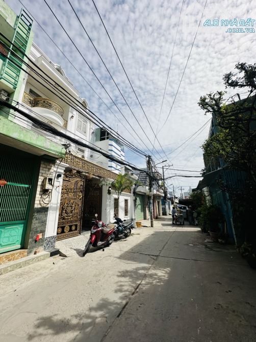NGAY NGÃ 4 BỐN XÃ - ĐƯỜNG 6M - 2 TẦNG 60M2 CŨ TIỆN XÂY MỚI  - GIÁ 5,5 TỶ. - 2