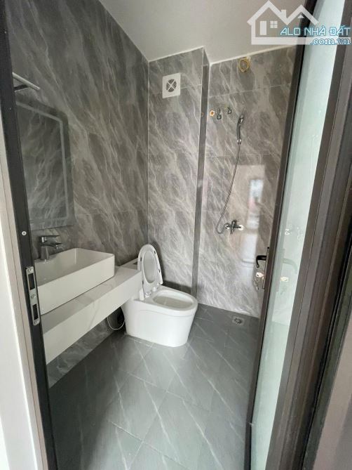 Bán Nhà 5 tầng - Xây Độc Lập - 5,9 tỉ Trung tâm Long Biên - 2