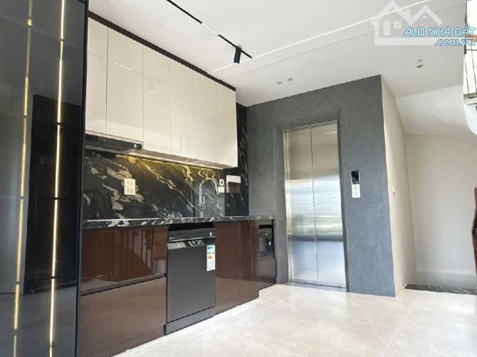 🇻🇳Bán nhà 5 tầng – 40m², thang máy, ô tô đỗ cửa, chỉ … 9đ   📍 Vị trí vàng: Ngay gần ĐH - 2
