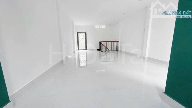 Hẻm xe hơi 1 trục ngay Chợ Hoa. Nhà 4 tầng còn mới. Ngang hơn 4m đẹp. 3PN. Giá 9.x tỷ - 2